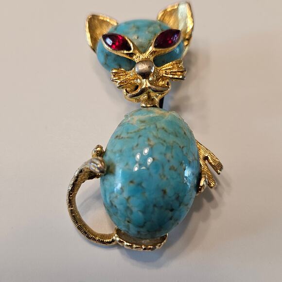Distinctive Sphinx Cat Brooch:  Gold-Plated, Faux Turquoise, Red Crystal Eyes - Picture 1 of 12